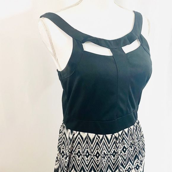 New Look Black & White Chevron Maxi Dress - Picture 7 of 10